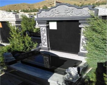 夫妻墓的春華秋實